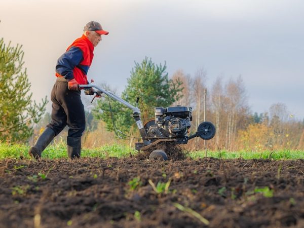 Agropecuária avançada: motocultivadores e motobombas para agilizar seu trabalho